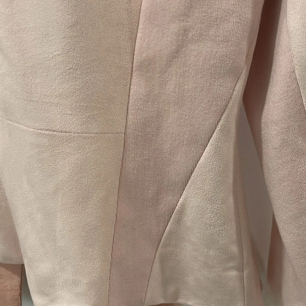 H by Halston Women's Size 6 pink
Long Sleeve Zip Up lined Blazer with flaw - Picture 10 of 15